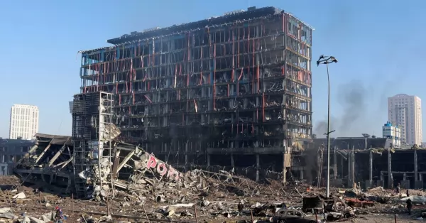 Bombardearon un centro comercial en Kiev 