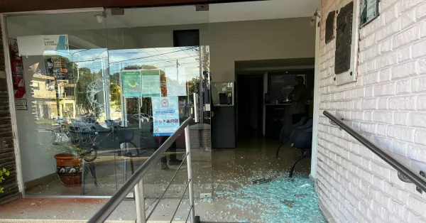 Detuvieron a dos jóvenes por romper la puerta de la Municipalidad de Roldán a piedrazos 