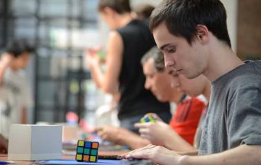 El torneo de Cubo Rubik en San Lorenzo sorprende a grandes y chicos