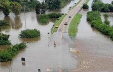 RN 33 cortada por el desborde de alcantarillas a la altura de Casilda