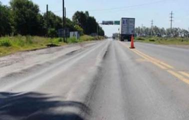 Un camión con cereales volcó en la ruta A-012