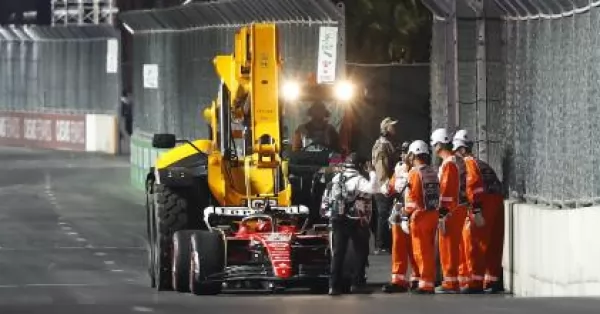 Accidentado comienzo del Gran Premio de Las Vegas: una Ferrari voló una tapa del desagüe del circuito  