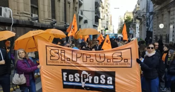 Médicos de Santa Fe marchan en reclamo de pase a planta de 700 trabajadores