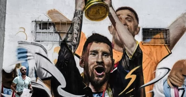 Nuevo mural de Messi en Palermo levantando la Copa del Mundo