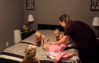 Super Mamá Viral: cambia a sus cuatro hijos a la vez
