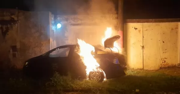 Otro taxi se incendió en Rosario e investigan cómo se originó el fuego