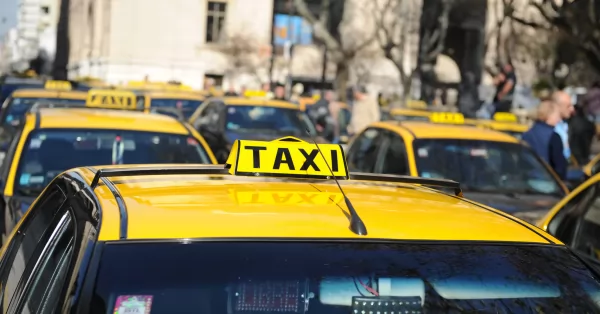 Denuncian tarifas de taxis con sobreprecio a la salida de los recitales de Serrat y Abel Pintos