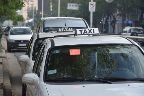 Taxista fue asaltado por 4 jovenes que lo obligaron a conducir mientras le robaban sus pertenencias 