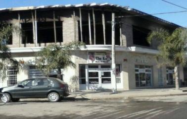 Se incendió una camioneta y el fuego alcanzó un salón de fiestas