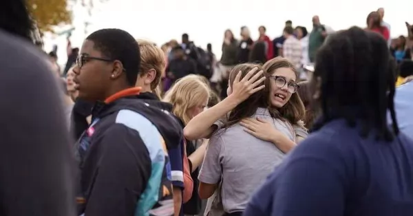 Otro tiroteo en una escuela enluta a los Estados Unidos