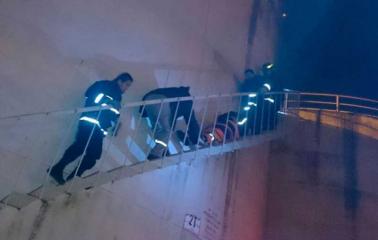 Bomberos rescatan a un trabajador tras accidentarse en un silo