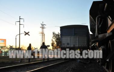 Un camión fue embestido por el tren