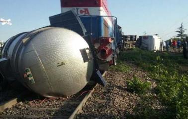 Un tren chocó con un camión tanque en San Lorenzo