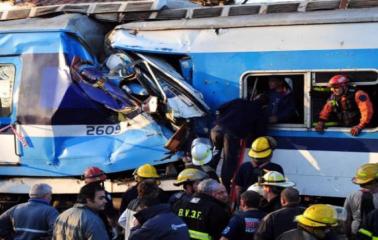 Murieron tres personas en un choque entre dos trenes del Sarmiento