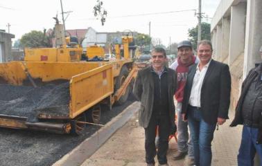 Bermúdez: el senador Armando Traferri visitó la obra de asfaltado de calle Las Heras