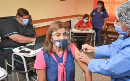 Este lunes comienza la vacunación de docentes y asistentes escolares de la región