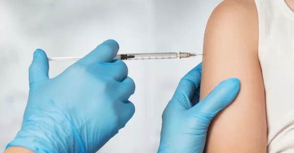 Liberaron la vacunación con terceras dosis para mayores de 18 años en Santa Fe