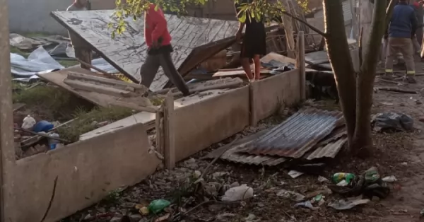 Baigorria: vecinos cansados demolieron un búnker de drogas