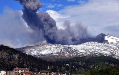 El volcán Copahue se estabiliza pero continúa la evacuación