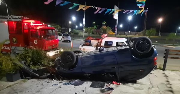 Beltrán: un auto volcó y quedó sobre la vereda de la heladería Yampi