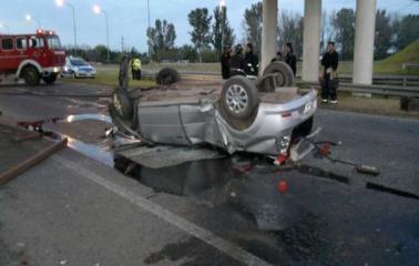 Tres personas mueren al caer con su vehículo desde un puente