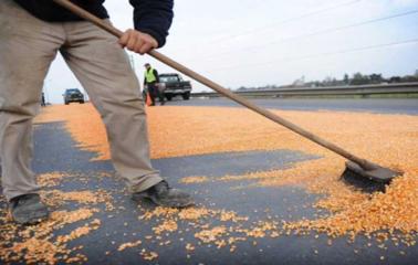 Reducida ruta 33 por el vuelco de un camión cerealero