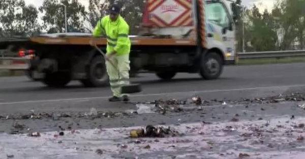 Un camión con cervezas volcó en Circunvalación y la Policía debió intervenir para que no se roben la carga